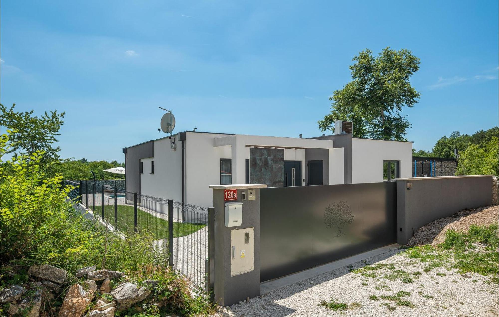 Beautiful Home In Tinjan With Jacuzzi Exterior foto